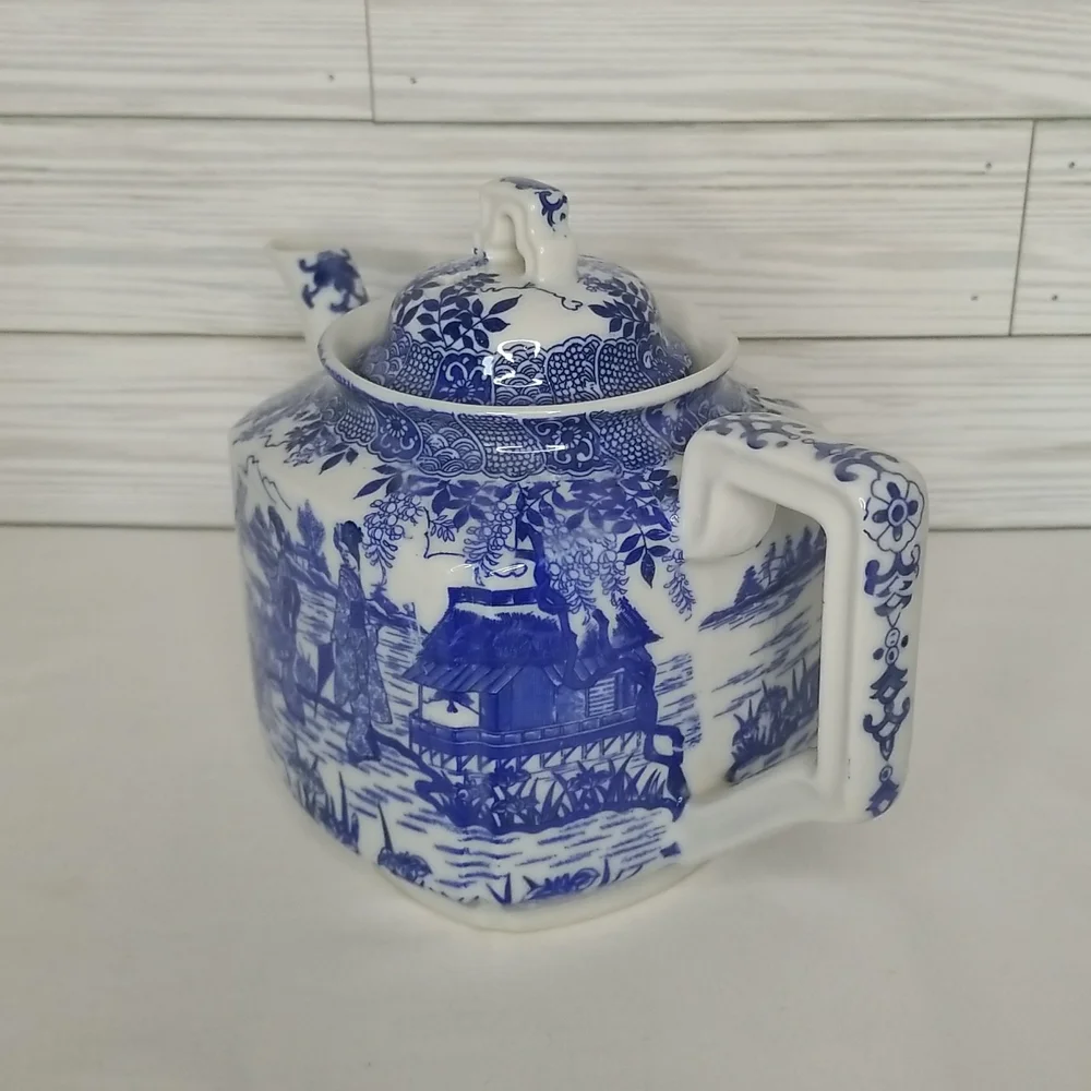 Vintage! Made in Japan Blue & White Tea Pot w/Fisherman Design - Picture 3 of 7